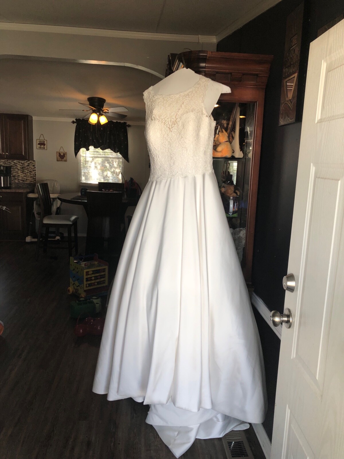 used size 20 ivory wedding dress justin Alexander mikado with pockets