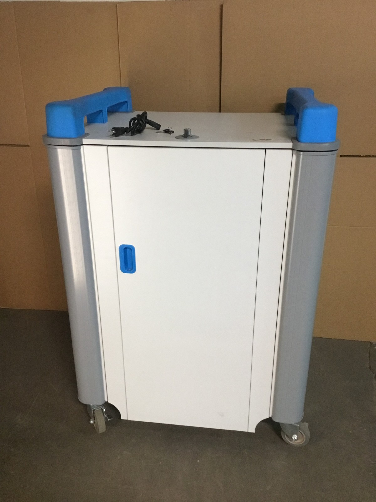LapCabby 32H Laptop Charging Cart 16 Station Locking Mobile w/ Timer & 2x Keys
