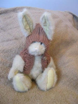 BUNNY, The Boyds Collection, 1994, jointed stuffed animal sitting about 9