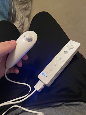Authentic Wii Console White + Pick Games, Controllers