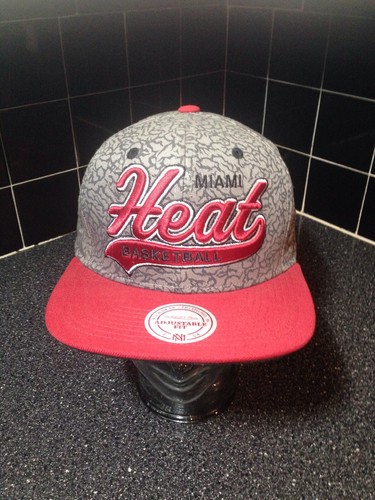 Mitchell & Ness MIAMI HEAT Men’s Snapback Hat Adjustable Cement Print Grey Red