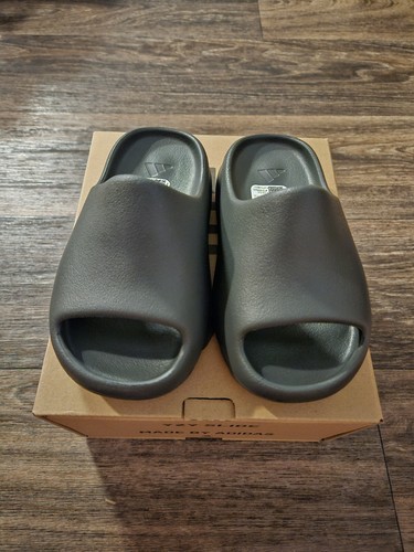 【20cm】adidas KIDS YEEZY Slide Dark Onyx Amazon.com | adidas Yeezy Slide Dark Onyx (Kids) - Size 2Y
