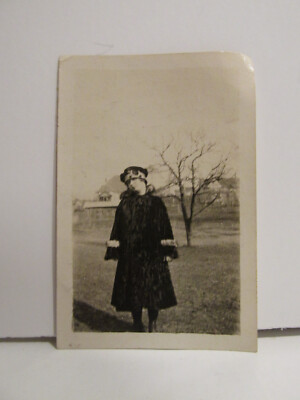 1910'S VINTAGE FOUND PHOTOGRAPH PHOTO B&W FANCY WOMAN IN COAT - NOTE ON BACK