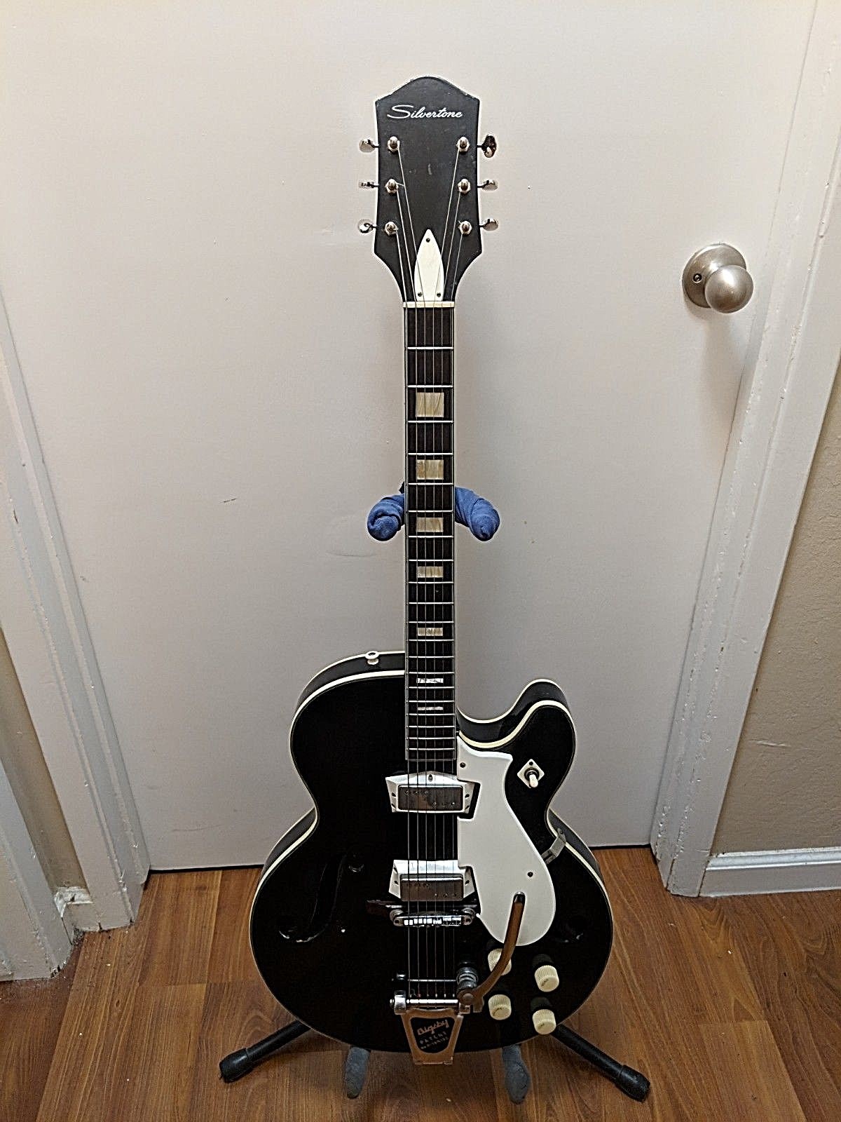 Silvertone 1446 'Hubert Sumlin Model'