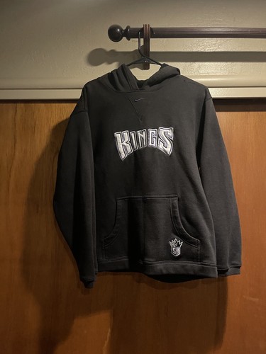 NBA SACRAMENTO KINGS エンブレム刺繍 大きめ 古着スウェット NBA SACRAMENTO KINGS エンブレム刺繍 大きめ 古着スウェット