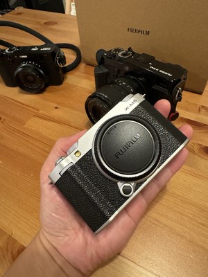 Fujifilm X-M5 mirrorless camera + XC 15-45 mm f3.5-5.6 OIS PZ Kit lens (silver)