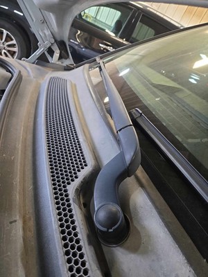 Used Right Wiper Arm fits: RANGE ROVER SPORT 06 07