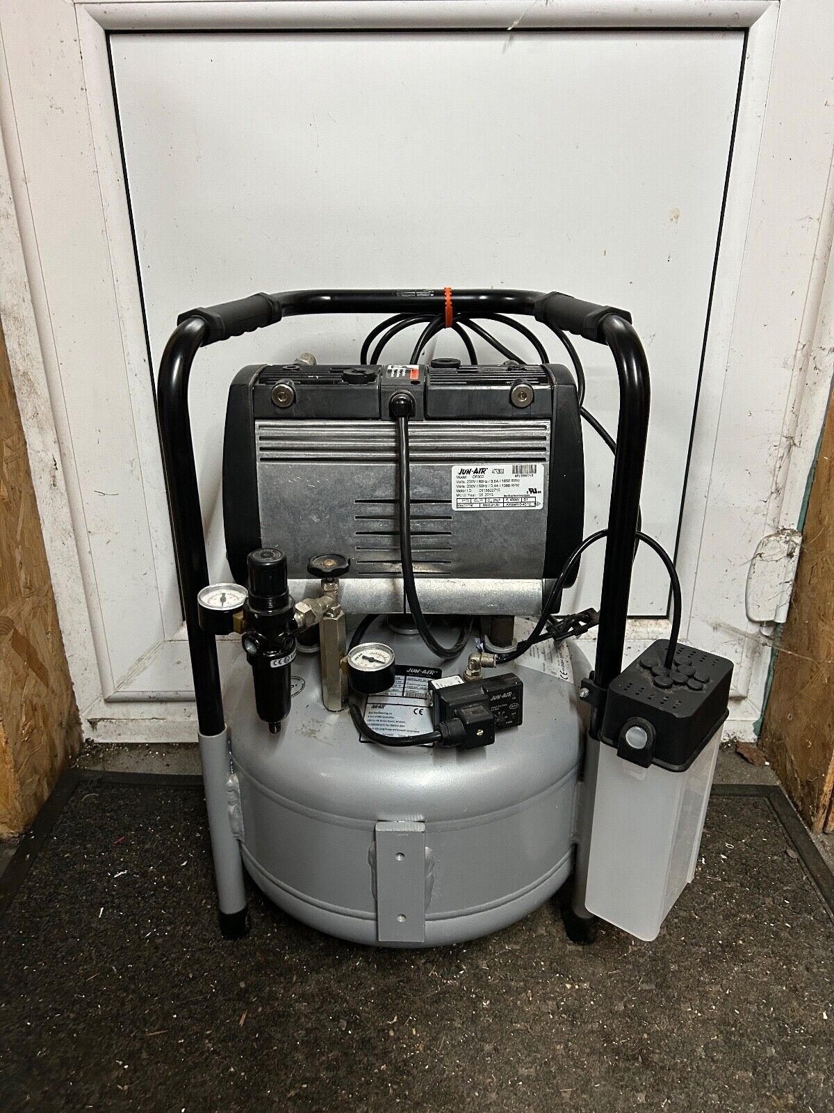 Jun-Air OF302-25B 240v Oil Free 10 bar Compressor 25L Tank Jun-Air OF302-25B 240v Oil Free 10 bar Compressor 25L Tank