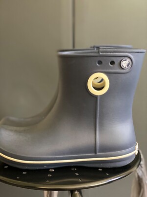 Crocs Women s Navy Blue Jaunt Shorty Pull-on Rain Boot - size 6