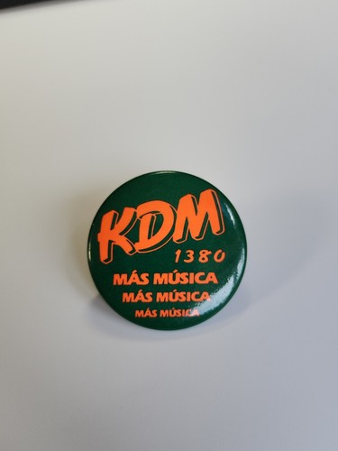 KDM 1380 Mas Musica Mas Musica Mas Musica Button Pin WKDM