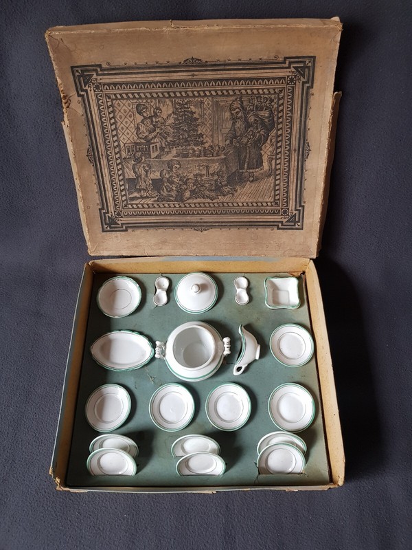 Antik Porzellan Kinder Puppengeschirr Im Orig.  Karton A. D. 19 Jhd. Weihnachten