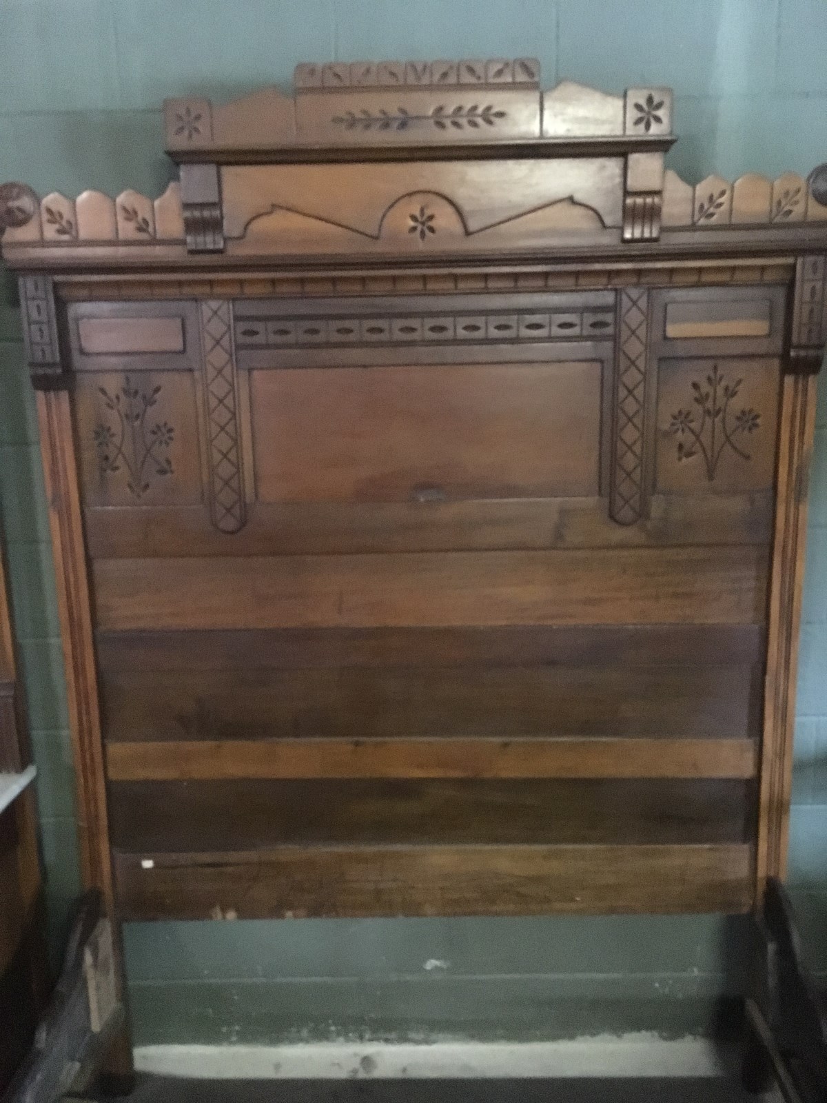 ANTIQUE FULL SIZE OAK BED