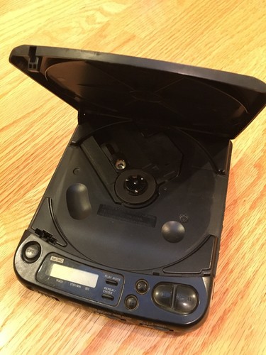 Sony Discman D-121 Personal Compact Disc CD Player Mega Bass Made in Japan