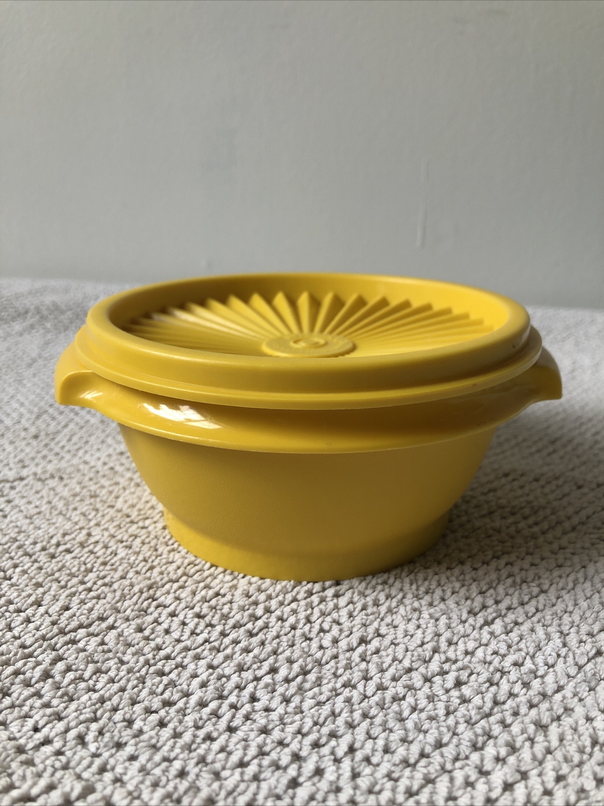 Tupperware 12点 Tupperware Servalier Bowl Yellow 1323-12 w/ Starburst Lid