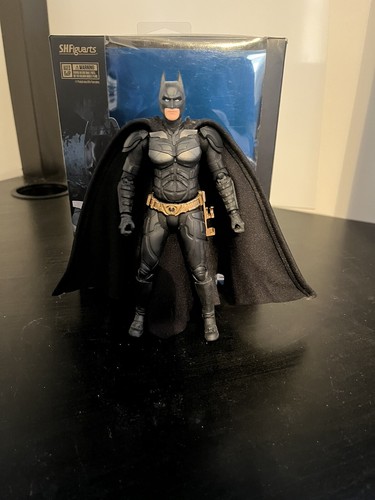 BATMAN- The Dark Knight Action Figure-S.H. Figuarts  Bandai 