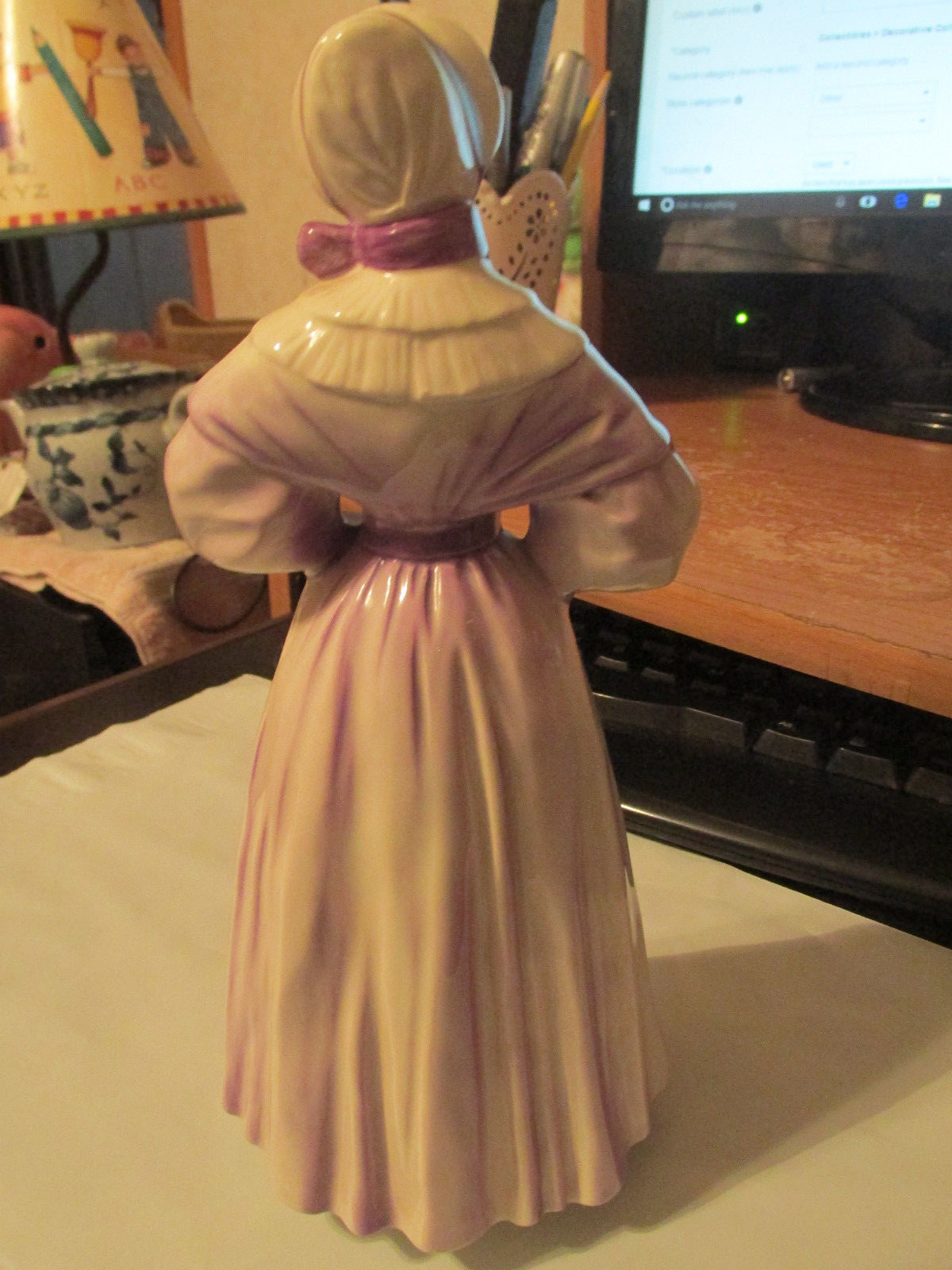 Goebel Lady  Figurine (Marked W Germany) ## 16284  21