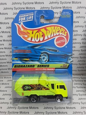 HOT WHEELS BIO HAZARD SERIES RECYCLING GARBAGE TRUCK 3/4 BAD CARD