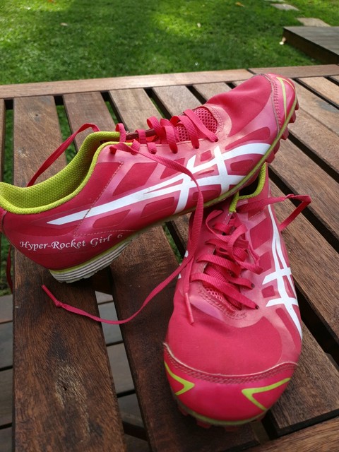 girls running spikes