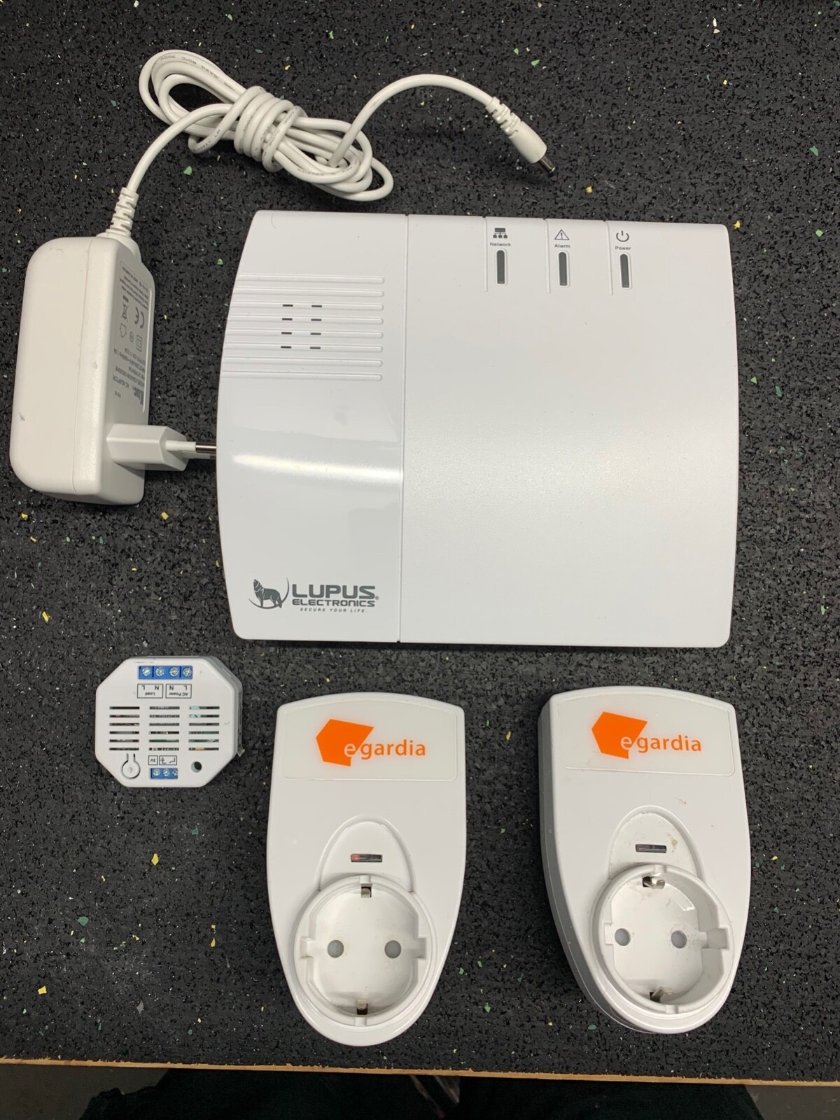 LUPUSEC XT1 Zentrale - SmartHome Funk Alarmanlage - wie neu +  3 Funkteilnehmer