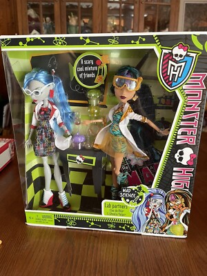 Monster High 2012 Doll set Lab Partners Mad Science Ghoulia & Cleo MIB Retired