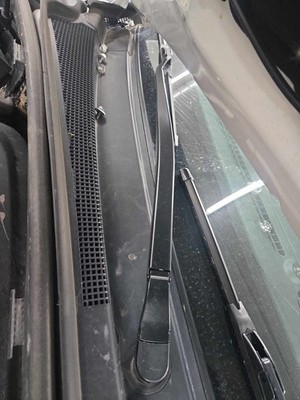 Used Right Wiper Arm fits: 2020 Jeep Grand Cherokee Altitude Laredo Limited Over