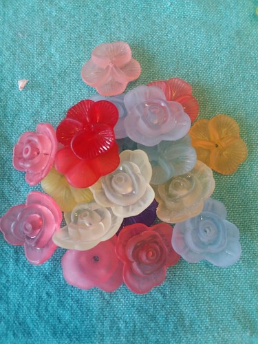 Lucite flower beads in spring colors; 125 beads mol; 10-35 cm wide.