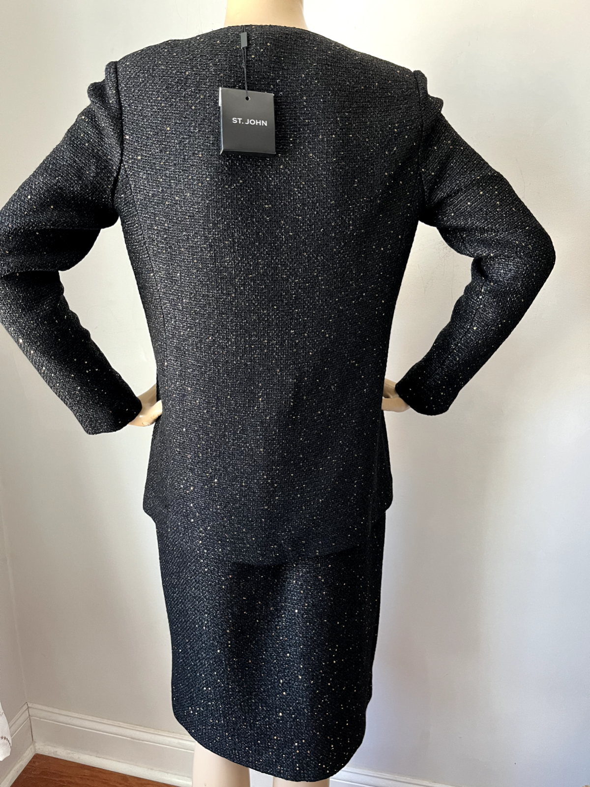 ST JOHN ST JOHN KNIT SUIT SKIRT JACKET SIZE 10/12 BLACK & GOLD SHIMMER SEQUINS KNIT