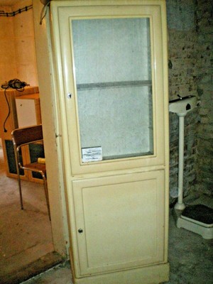 Arztschrank Metall Vitrine