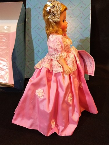 Madame Alexander Doll Cinderella 1137 PORTRETTES Collection with box and Stand!