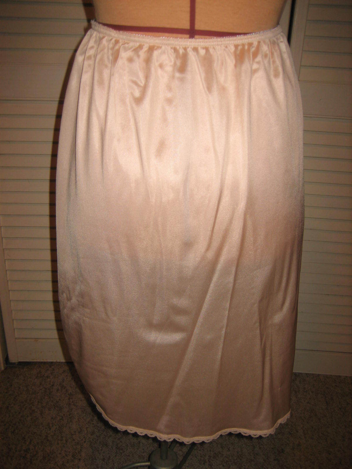 WARNER'S Beige Nylon Half Slip, Touch Of Lace, Side Slit - Style 55308  - Size L