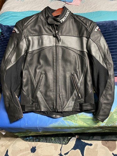 洋書 Motorcycle Jackets: A Century of Leather The Motorcycle Jacket Chronicles - A Century of Leather
