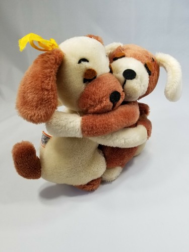 Vintage R. Dakin PUPPY LOVE Hugging Dogs Tan White Plush 1976 NEW Old Stock Hug