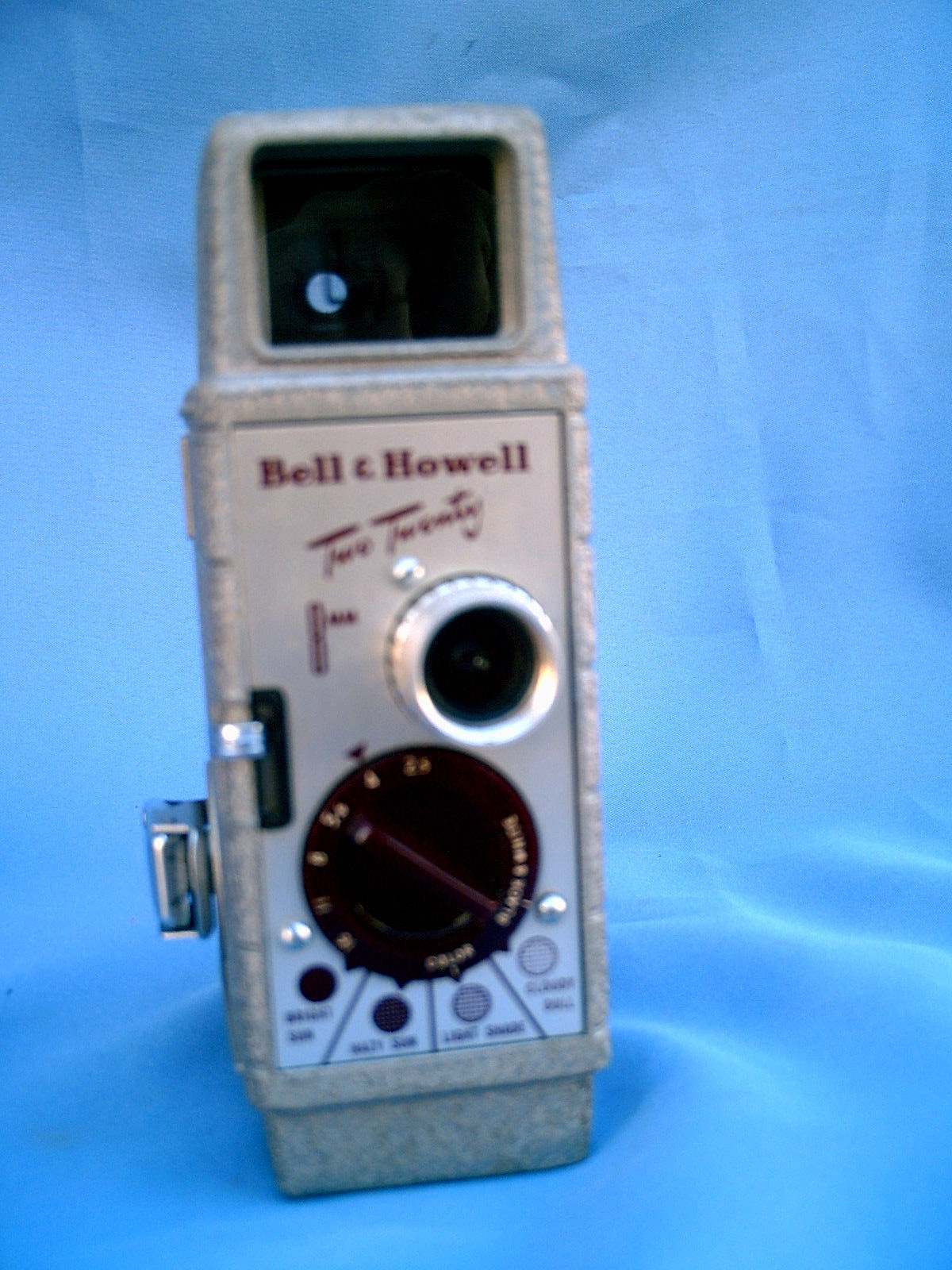 VINTAGE Belle & Howell Kodachrome 25 Two Twenty Home Movie Film Camera w/Case