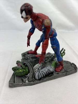 Toy Biz Marvel Legends SPIDER-MAN CLASSICS BATTLE RAVAGED W/ Lizard Base