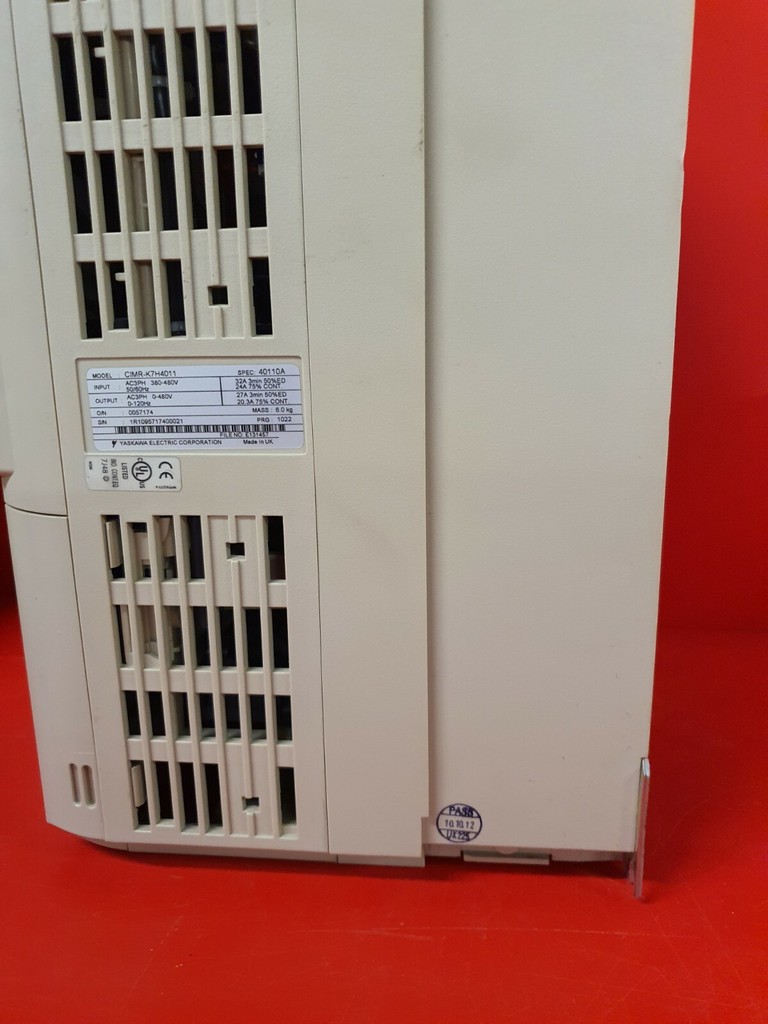 YASKAWA VARISPEED SPEC 4011A CIMR-K7H4011 11kW 400V INVERTER — 4