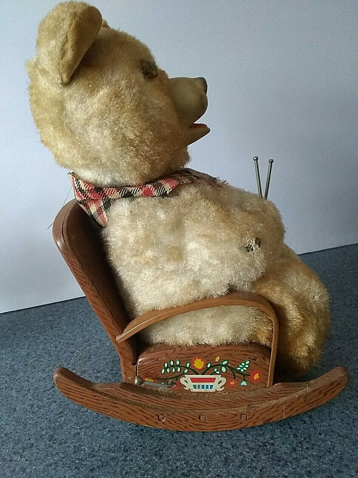 VTG Battery Operated Mother Bear Sitting & Knitting In Rocking Chair Japan