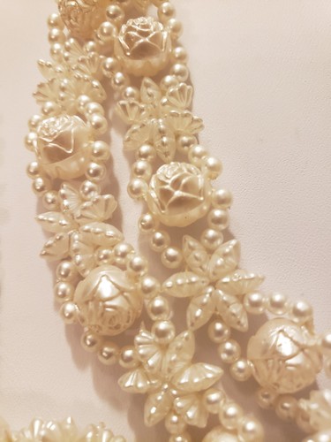 Vintage White Flower Bead Y Necklace 36