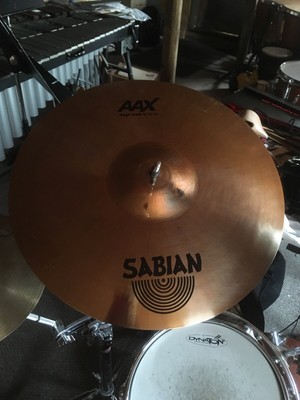 Lot of 8 cymbals: Sabian, Hammerax, Paiste, Dream plus opera gong, 2 cymbal bags