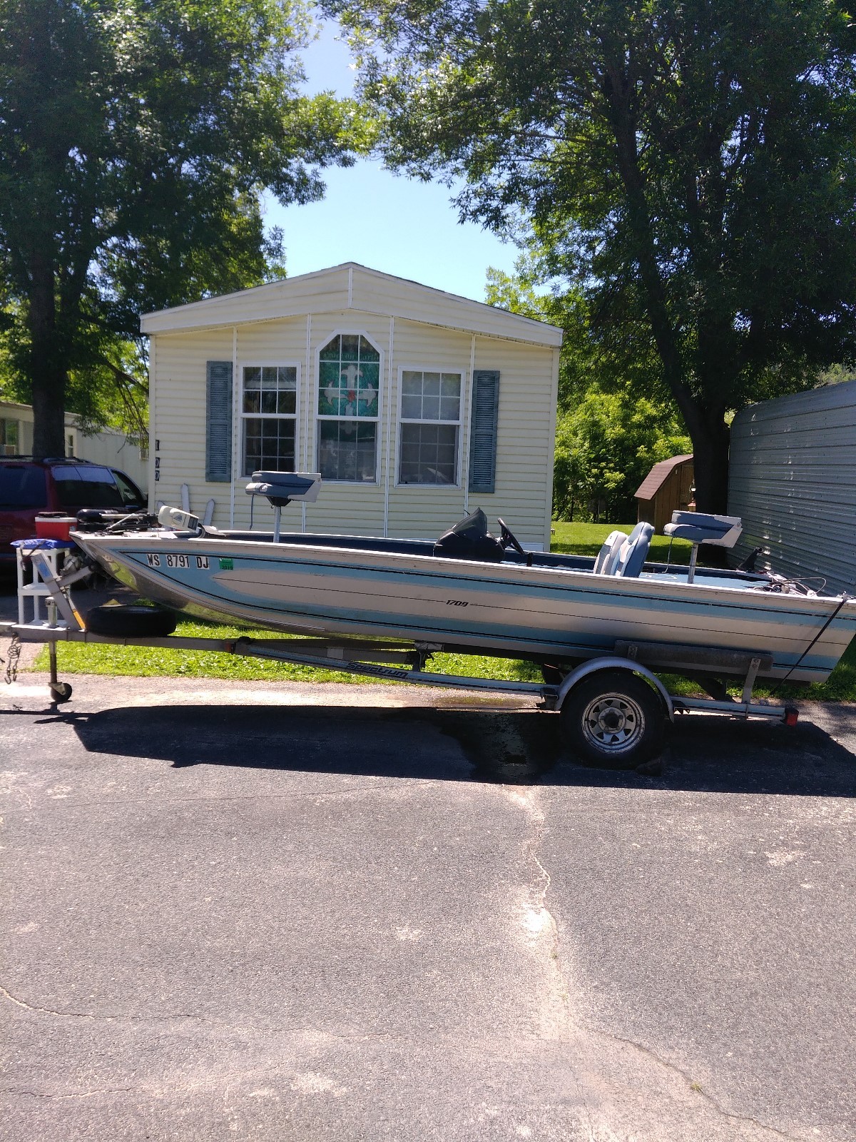 1993 Blue Fin Ind/Spectrum 1709 No leaks goes 50 mph with 75hp Wisconsin $1750.