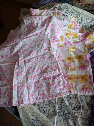 Lot Of 6 Scrub Tops 5 Size M, 1 Size Large