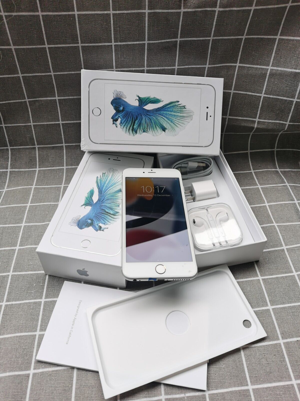 99% New Unlocked Apple iPhone 6s Plus 16GB - Silver with box 99% New Unlocked Apple iPhone 6s Plus 16GB - Silver with box