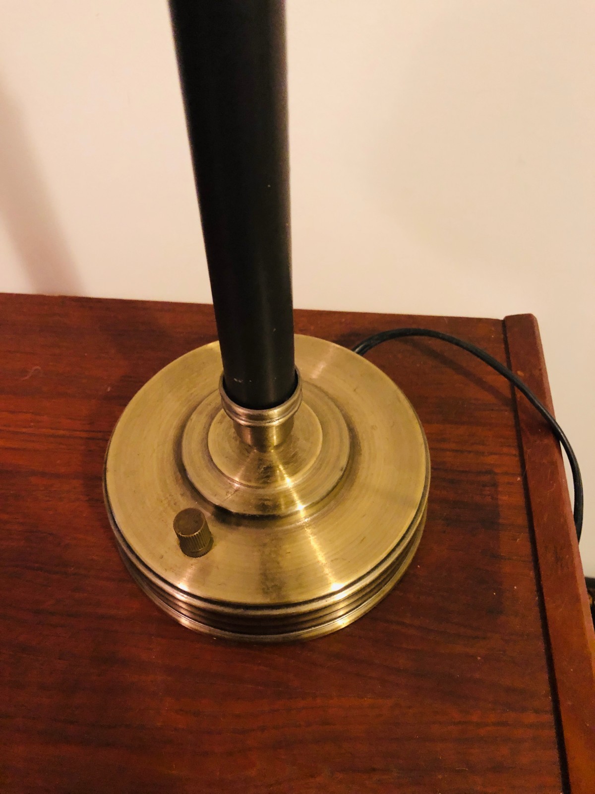 VINTAGE BANKER'S LAWYER'S BRASS and LEATHER DESK LAMP FROSTED GLASS SHADE