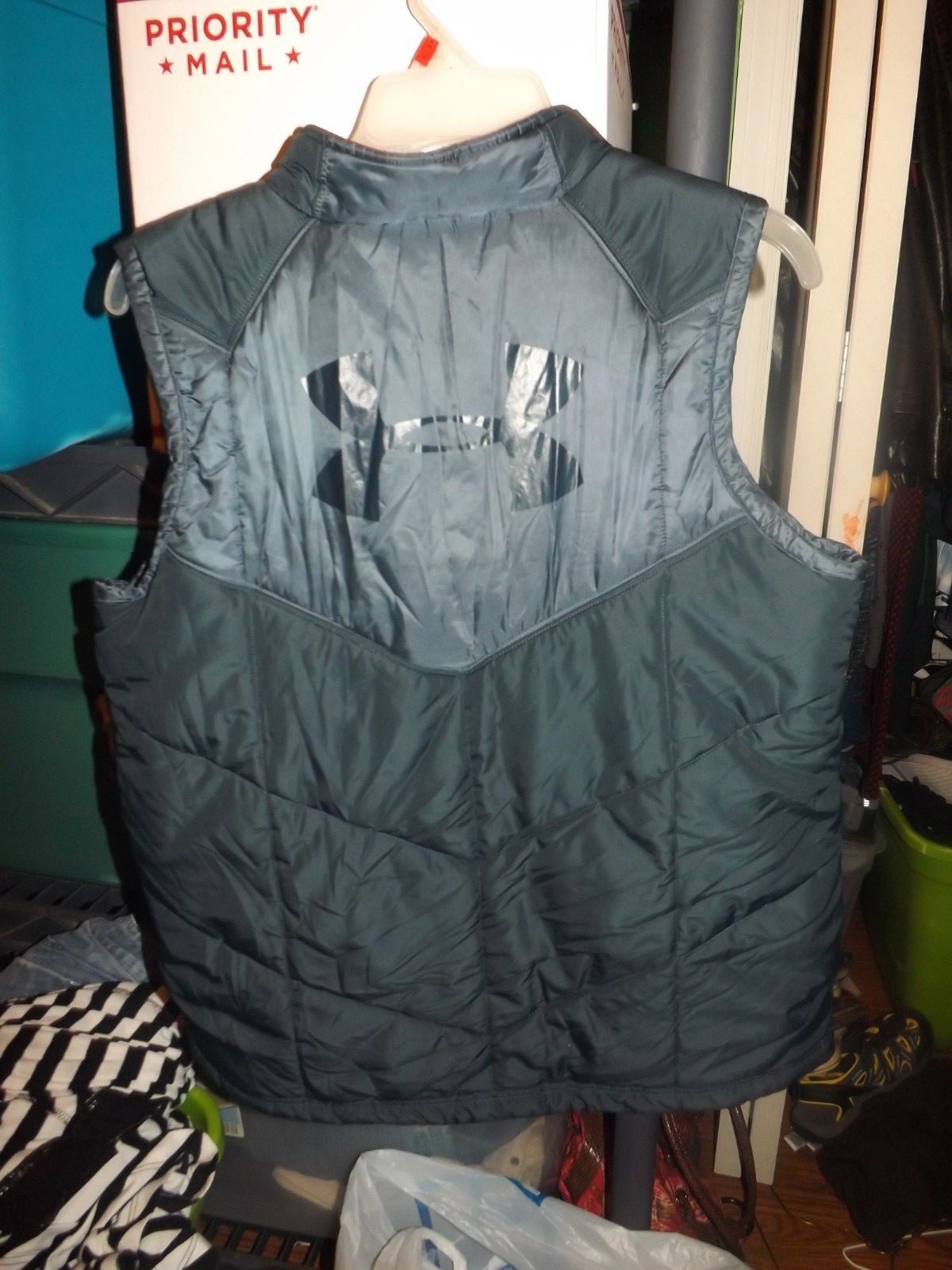 Under Armour size Large Youth green zip front puffer vest