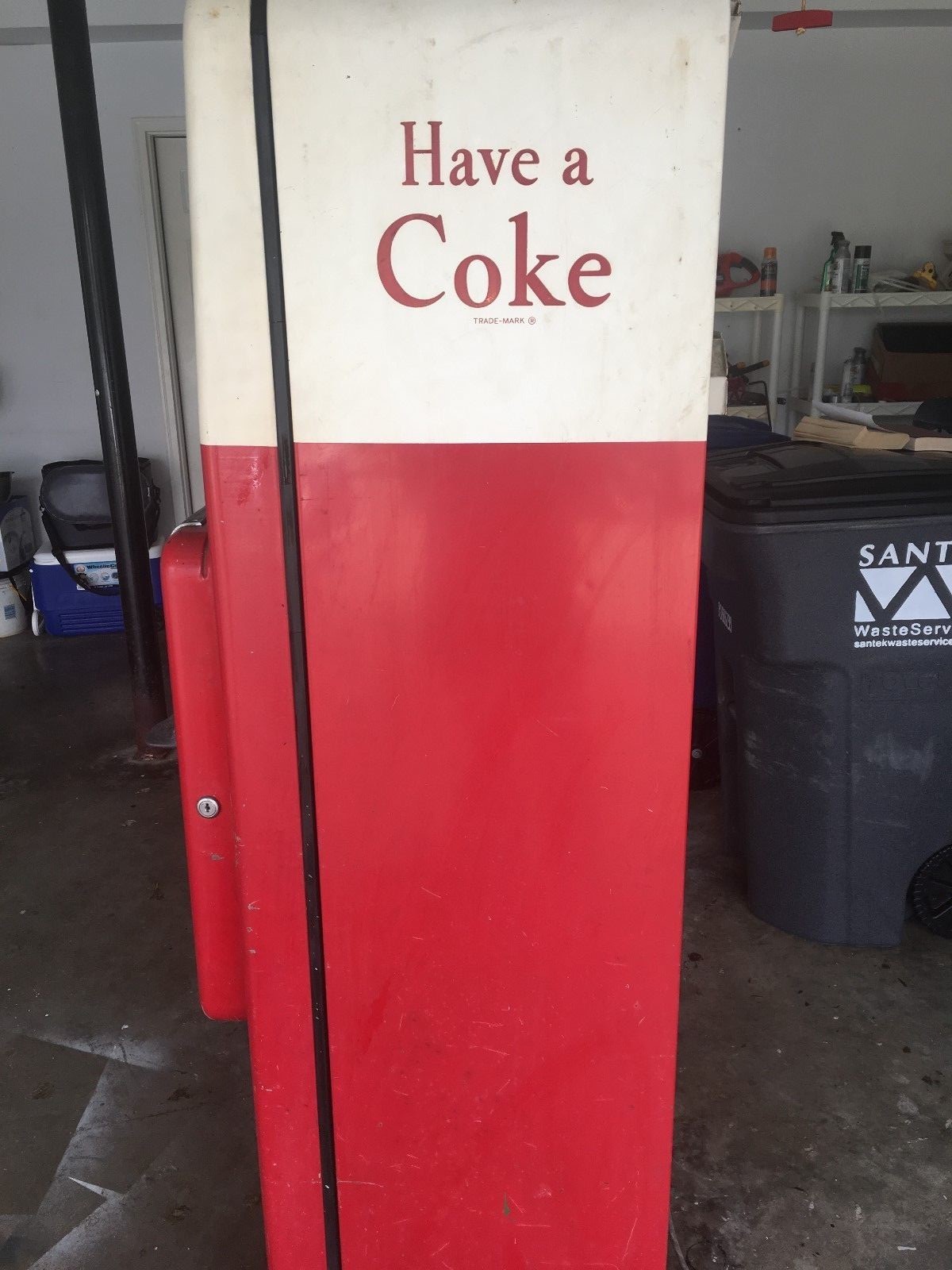 VINTAGE COKE MACHINE - 1950'S - RUNS - .- LOOKS GOOD.