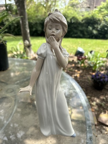 リヤドロ Lladro Nao by Lladro Girl Yawning Nao by Lladro