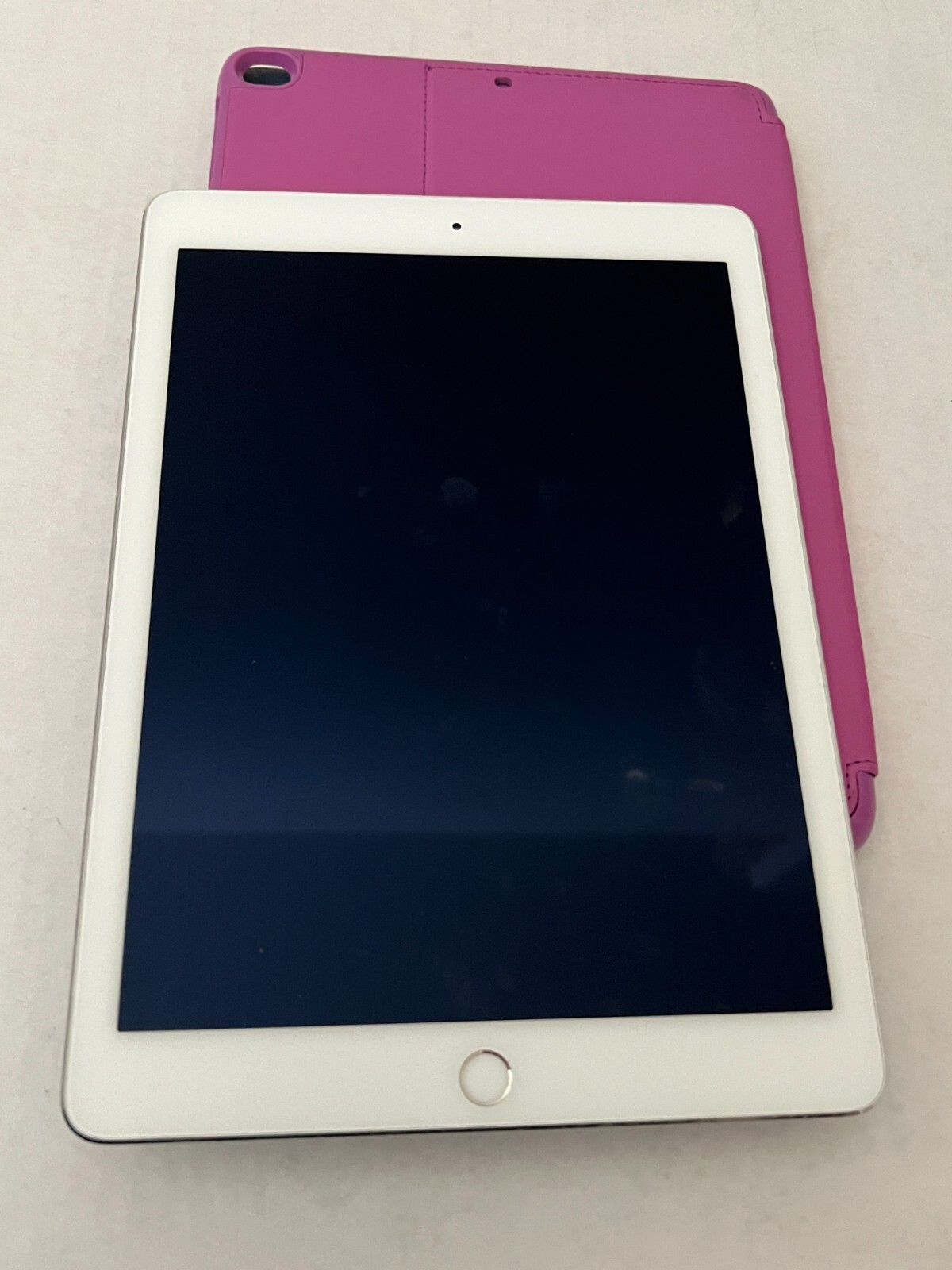 Apple iPad Air 2 - 9.7-Inch, 16GB, Silver, Wi-Fi + Case