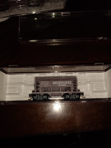Mt &Atlas N Scale Frieght Cars 1 Caboose & 5 Ore Cars Some Are Weathered