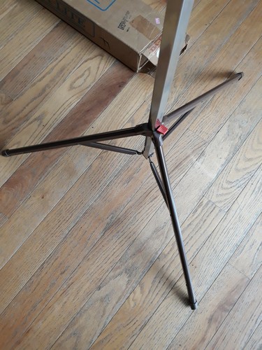 VINTAGE DA-LITE SILVER PACER 50 X 50 MOVIE & SLIDE PROJECTION SCREEN RETRACTABLE