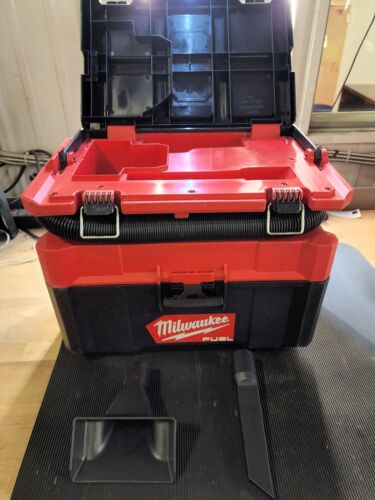 Milwaukee M18 FUEL™ PACKOUT™ 2.5 Gallon Wet/Dry Vacuum (0970-20)