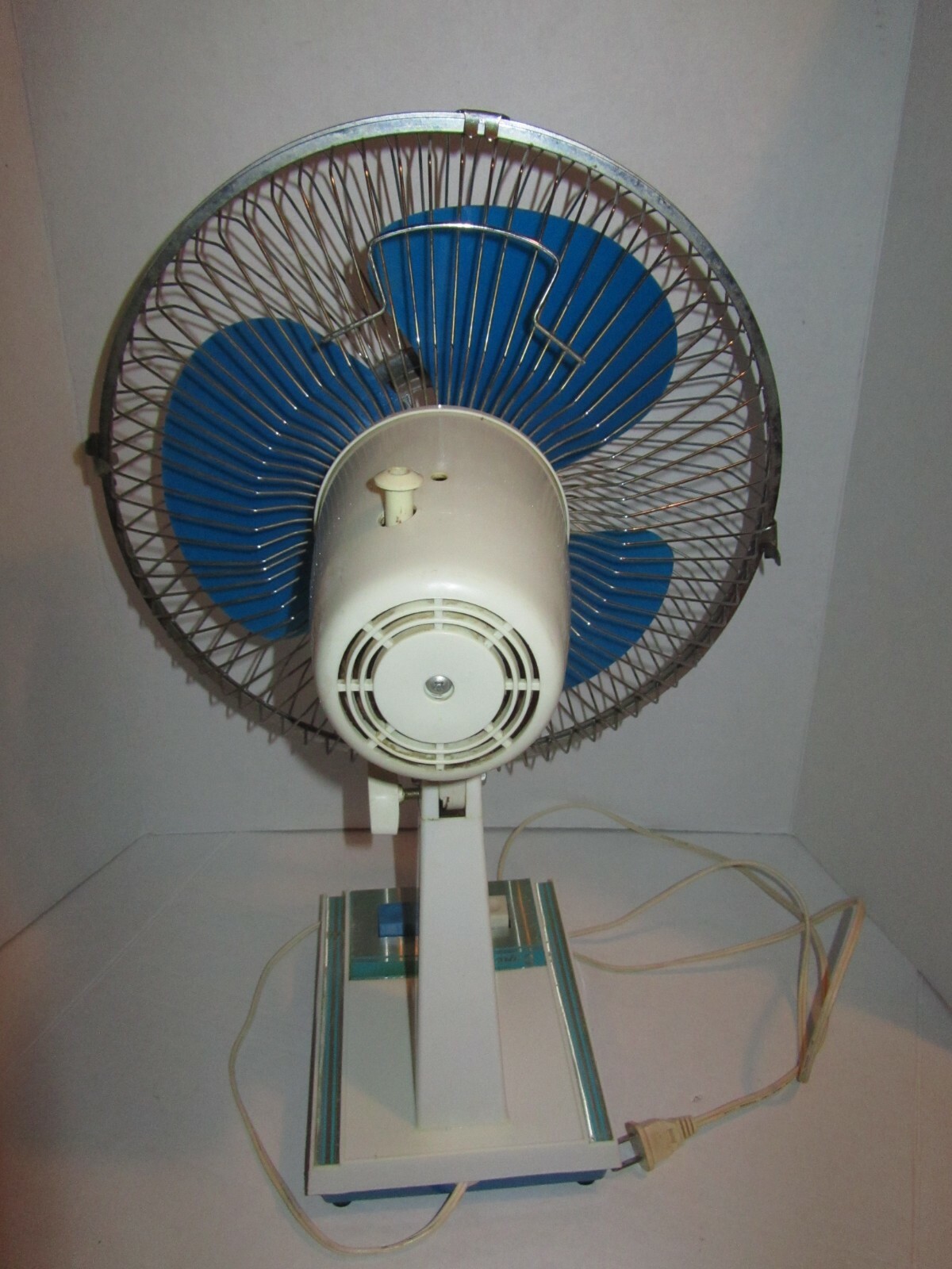 VINTAGE NOBILITY FAN 15-INCH OSCILLATING 3-SPEED w/ TRANSPARENT BLUE BLADE